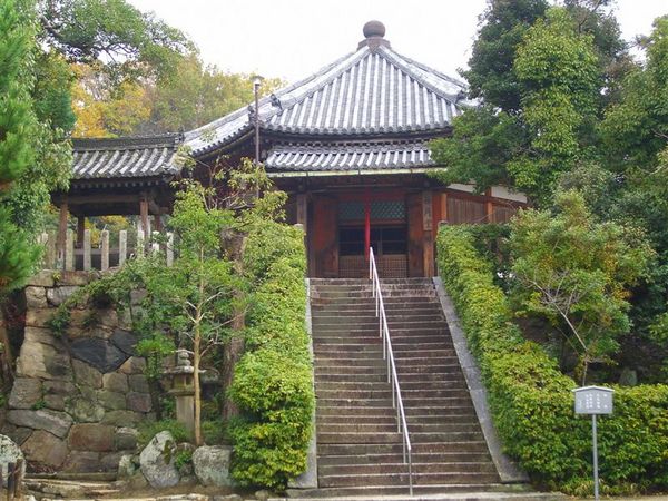 三經院後方山坡上的西円堂，為奈良時代所建之八角形圓堂，現物為鎌倉時代重建。內部供奉藥師如來坐像