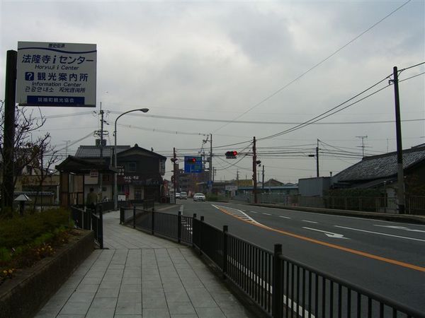 在此等公車前往近鐵筒井站搭電車。法隆寺位於奈良縣生駒郡斑鳩町，雖然交通得換車較麻煩，但非常值得一遊