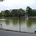 興福寺南側的猿澤池，原為興福寺南大門前的放生池，現在成為開放的公園。興福寺為法相宗的大本山，沒有山號