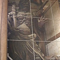 南大門兩側各有一木造金剛力士像，為運慶及快慶的作品，高度約8.4公尺。此為左邊的金剛力士像