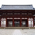 重建於1716年的中門也非常壯觀，為一入母屋造式樓門，門前剛好站著一頭鹿(基本上這間寺感覺什麼都大)