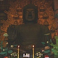 大佛殿經典的大佛。此為盧舍那佛的坐像，高約15公尺，重量達452公噸，是世界上最大的銅造佛像