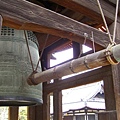梵鐘鑄造於西元752年，年代久遠，重達26.3噸，也被列為國寶。其鐘聲振幅很長，被暱稱為奈良太郎