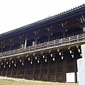 一棟類似清水寺的舞台式建築映入眼簾。現在的二月堂是1669年重建的