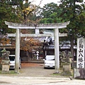 一旁為我們剛才經過其赤鳥居的手向山八幡宮。其源於749年從九州宇佐八幡宮請神至此，以做為東大寺的守護神