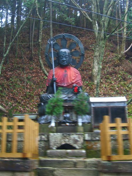 公車經過一旁的竹地藏像。高野山為1200年前，曾至唐朝學習佛法的弘法大師空海所創建的，歷史相當悠久