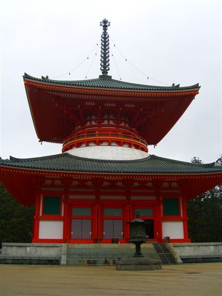 壇上伽藍裡的根本大塔，也是高野山的精神象徵。塔高48.5公尺，是日本最早的多寶塔