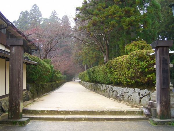 回望壇上伽藍(又稱大伽藍)的蛇腹路，傳說弘法大師從在此用竹掃帚驅趕蛇，故此名