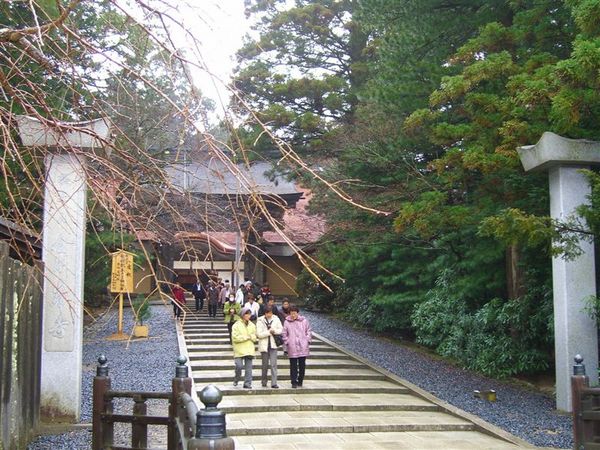 沒多久，便行至整個高野山的總本山-金剛峯寺。剛剛的壇上伽藍，也是金剛峯寺的寺境範圍