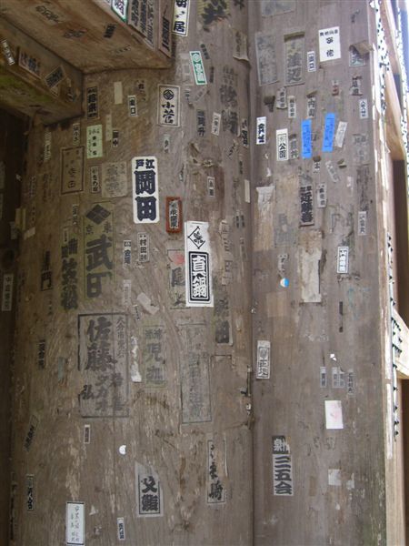 表門上貼滿了各式姓名貼紙，有祈福之意。金剛峯寺前身為青巖寺，為豐臣秀吉為供養其母之靈於1593年所建