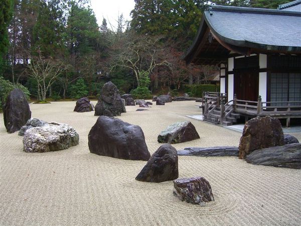 蟠龍庭以京都產的白砂為雲海，四國產的花崗岩排列出一對雌雄龍，宛若蛟龍翻騰雲海間