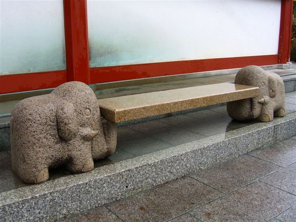 摩尼寶塔旁有可愛的大象長椅