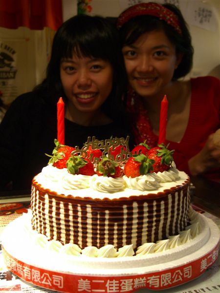 壽星琳舒、乃綺與生日蛋糕