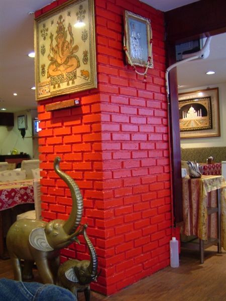 餐廳另一角則裝飾著印度象頭神畫像跟大象銅像