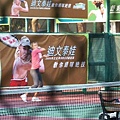 一入場就看到紅到發紫的Sharapova在外圍球場練球