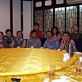 2007-02-18大年初一中午，家族在仁愛路的悅揚樓聚餐。上菜前，長輩們就先來張合照