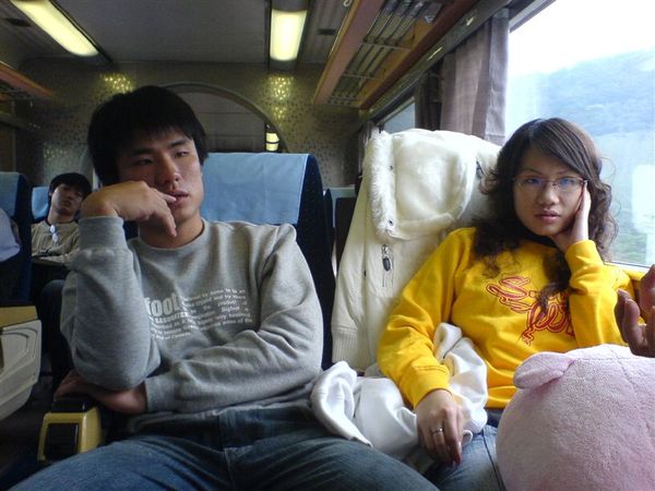 2007-02-22大年初五，我們家與二舅家共八人搭乘下午1點的自強號前往台東享受年假。竹凡跟競立在火車上