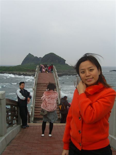嘉琪在三仙台橋上。爬完所有拱橋很累(我有經驗)，所以我們只爬第一座