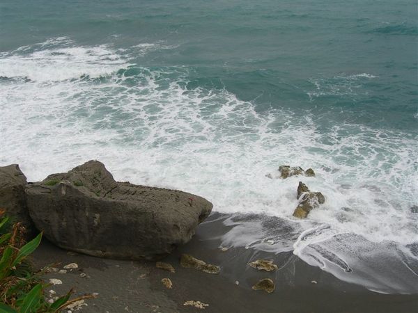 石雨傘的海岸邊(這塊大石頭看起來有點像坦克車)