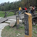 琵琶湖的石碑與橋上的我們