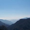 從林道上遠眺群山跟與雲海