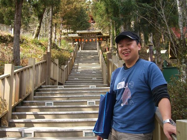 沿著太平山公園的中央階梯拾級而上，還真有點小累人