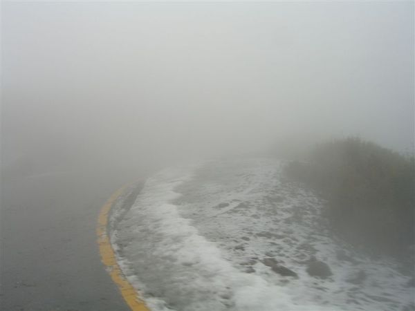 離開合歡山森林遊樂區後，我們繼續向上駛進，雪、霧、風都愈來愈強