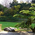 這一帶屬於栗林公園的南庭，為一池泉迴遊式庭園，真美