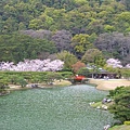 續登芙蓉峰鳥瞰櫻花圍繞的北湖及萬綠叢中一點紅的梅林橋。芙蓉峰同樣仿富士山形而造，又稱新富士