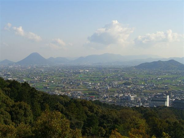 本宮旁有一展望台，視野非常好，可把讚岐平原及左方的讚岐富士山盡收眼底