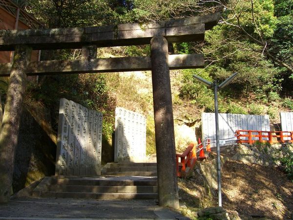 本宮右後方通往奧社(嚴魂神社)的道路。到奧社還得再爬583階，考量時間我們就沒有再往上了