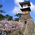 高燈籠與一旁的櫻花木。高燈籠在古時也是瀨戶內海行船人的燈塔