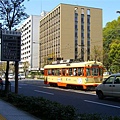 松山市頗具特色的路面電車。松山市為四國最大的城市，人口逾50萬人；也是四國地區，唯一人口還在增加的城市