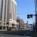 松山市街景。飽餐後還有空閒時間，團員們紛紛跑到一旁的三越百貨shopping