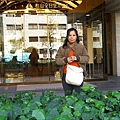 老媽在松山全日空飯店前，她很喜歡這片葉子