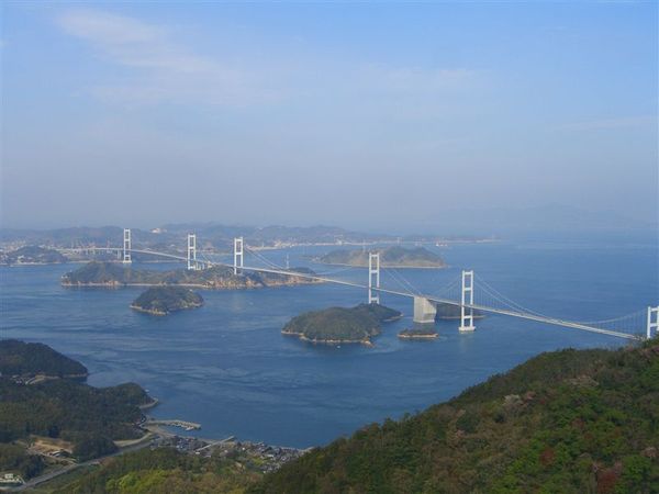 來島大橋為世界最早的三連式吊橋，長約4.1公里，為西瀨戶自動車道的一部份(又稱しまなみ海道)