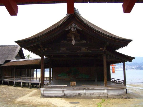 嚴島神社的能舞台，是全日本唯一在海上的能舞台；建於1558年，是當時表演能劇、歌舞伎等傳統藝術的舞台