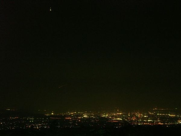 回房間看看夜景，我們房間正好面對著遠方的米子市，所以還有些星火