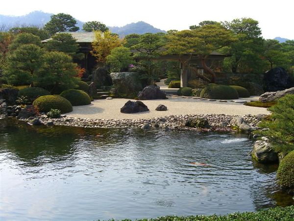 位在美術館南側的池庭，池中有許多大鯉魚