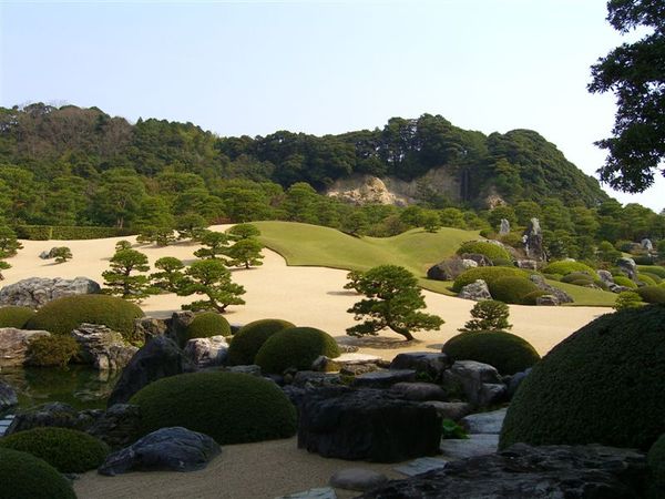 來到了白砂青松庭，此處以畫壇一代大師-橫山大觀所繪的白沙青松為本所打造，真的好美(沒形容詞了...)