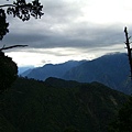 枯木與美麗的山景