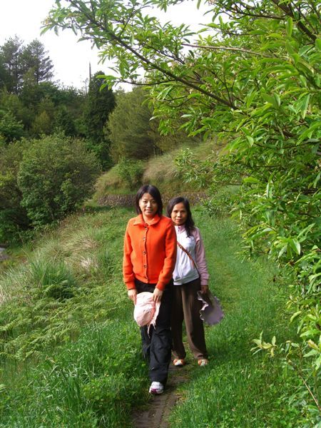 妹與媽在池畔步道