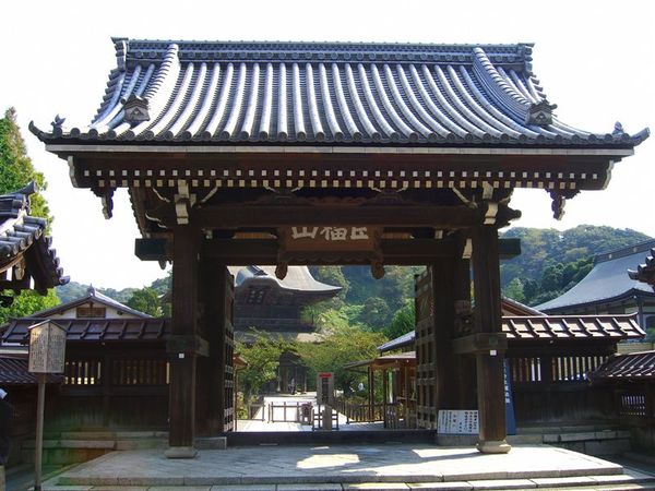 建長寺的總門，於1943年由京都槃舟三昧院移建至此(1783年建)。巨福山之匾出自第十代住持一山一寧之手