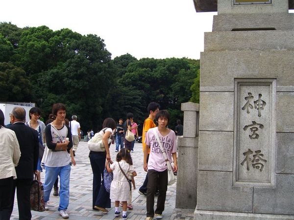 來到原宿站，當然是要拜訪大名鼎鼎的明治神宮。我們先跨過神宮橋，向南參道前進