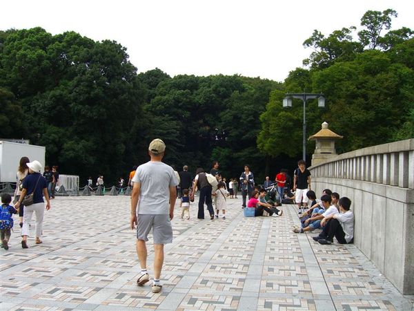 原宿一帶頗像台北西門町，所以奇裝異服的年輕人隨處可見。神宮橋上就可見許多年輕人席地而坐，不知在做啥