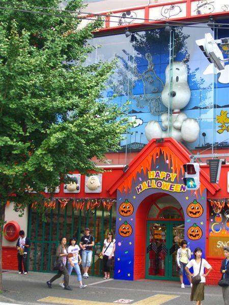 回到原宿車站附近，對面就是一間可愛的Snoopy Town，不過太早還沒營業