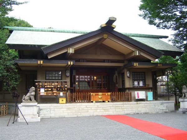 重點是一旁創建於1937年的東鄉神社。此處祭祀在日俄戰爭中功績彪炳的聯合艦隊司令官-東鄉平八郎