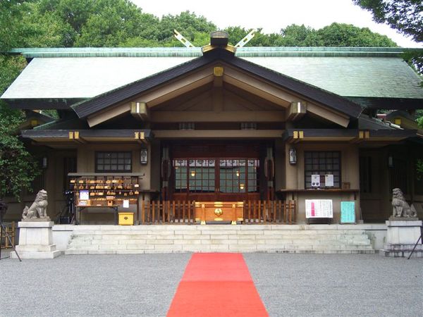 東鄉神社的社殿前方鋪有紅地毯，好像星光大道。社殿曾於1945年的東京大空襲燒毀，所以現物是1964年重建的