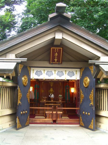 神社一角的海之宮，代表東鄉在大海的地位崇高。由於東鄉平八朗以勝利之神聞名，因此來此參拜的考生不絕