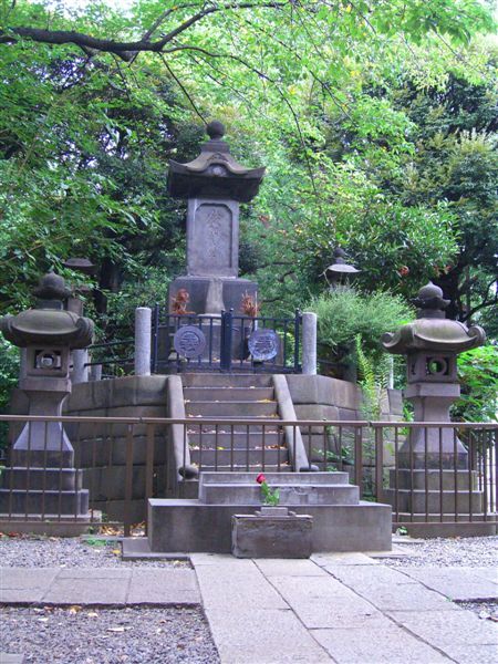 公園內的彰義隊之墓。為弔念1868年上野戰爭中犧牲的266名彰義隊隊員，於1881年建立的紀念石碑
